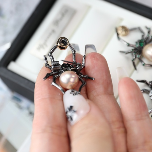 Spider brooch with large baroque Pearl - Convertible to necklace - Picture 4 of 5